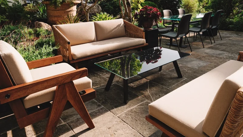Illustrazione di ambientazione: arredi da giardino in una composizione outdoor
