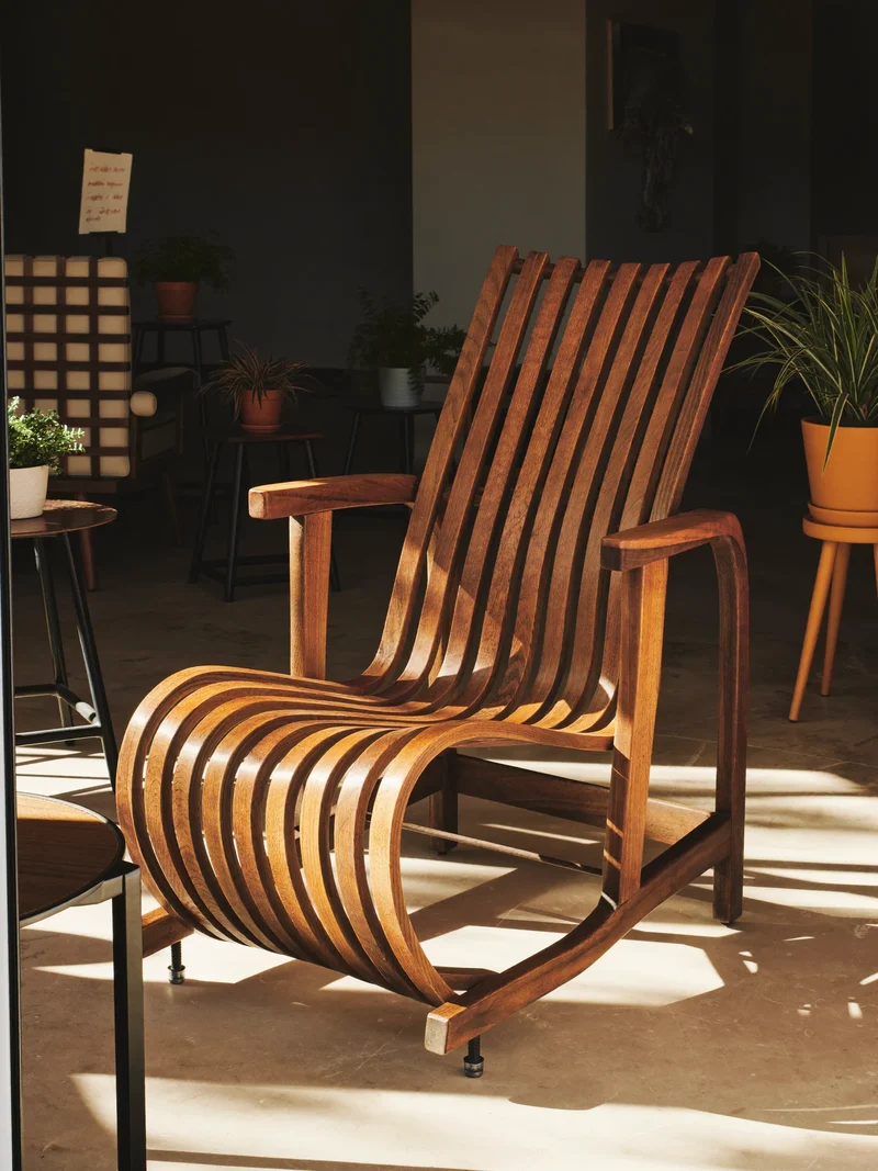 Illustrazione concettuale: poltrona lounge in legno curvato
