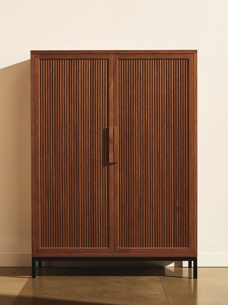 Illustrazione concettuale: credenza in rovere scanalato
